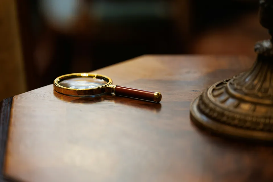 Lupa sobre escritorio de madera