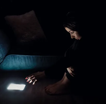 mujer-mirando-móvil-en-la-oscuridad