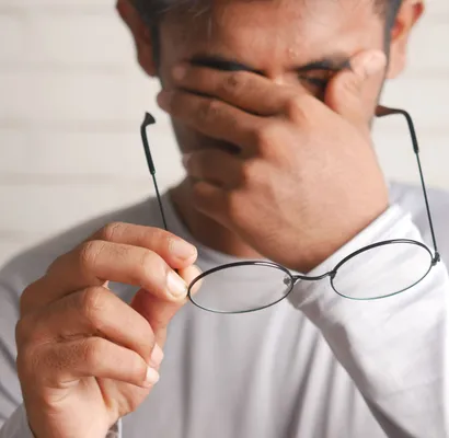 hombre-tocandose-ojos-cansado