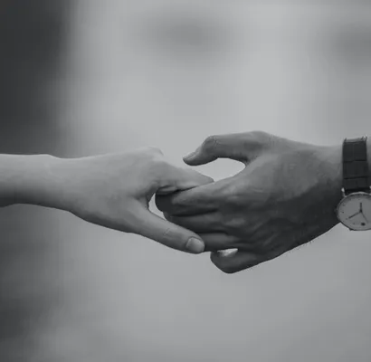 pareja-dandose-mano-alejandose