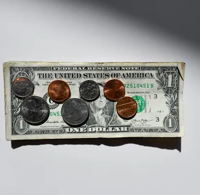 billetes-con-monedas-encima