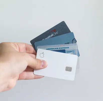 mano-con-tres-tarjetas