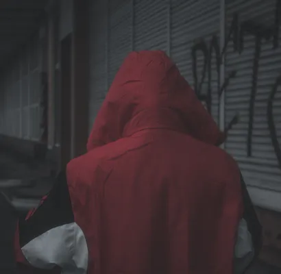 joven-espaldas-callejon-oscuro