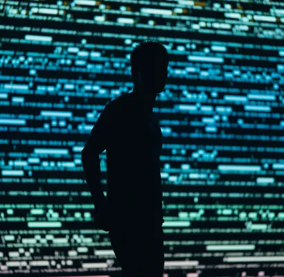 silueta-joven-fondo-hacker